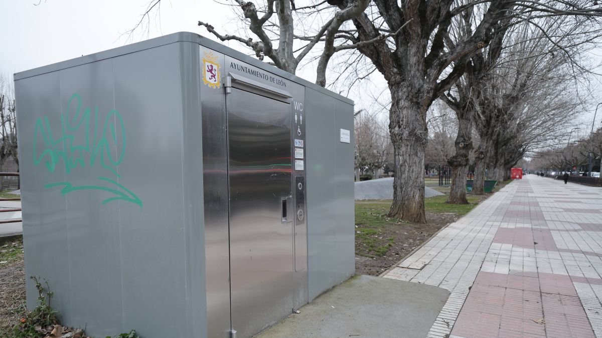 El urinario público tiene un candado al pie de la puerta para evitar que se fuerce.