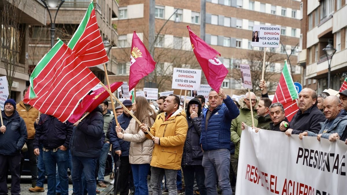 Agricultores concentrados este lunes ante la sede de CHD en Valladolid.