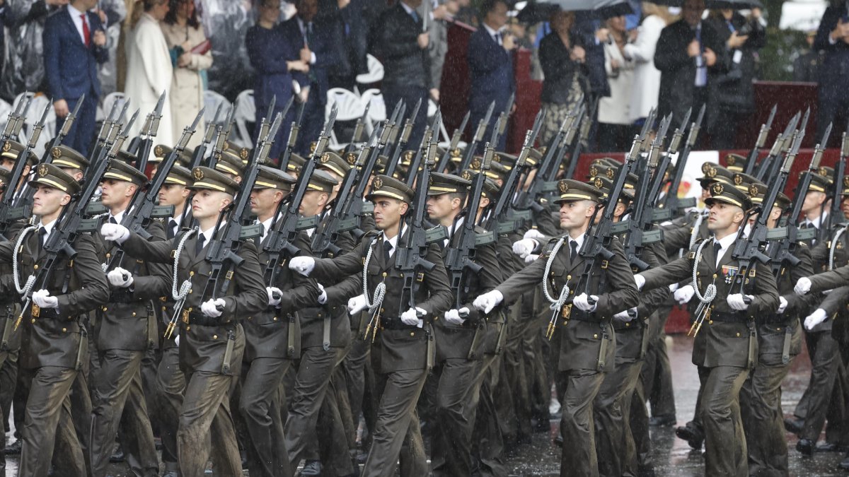 Varios soldados participan en el tradicional desfile del Día de la Fiesta Nacional por el Paseo del Prado de Madrid en 2024. EFE/Chema Moya.