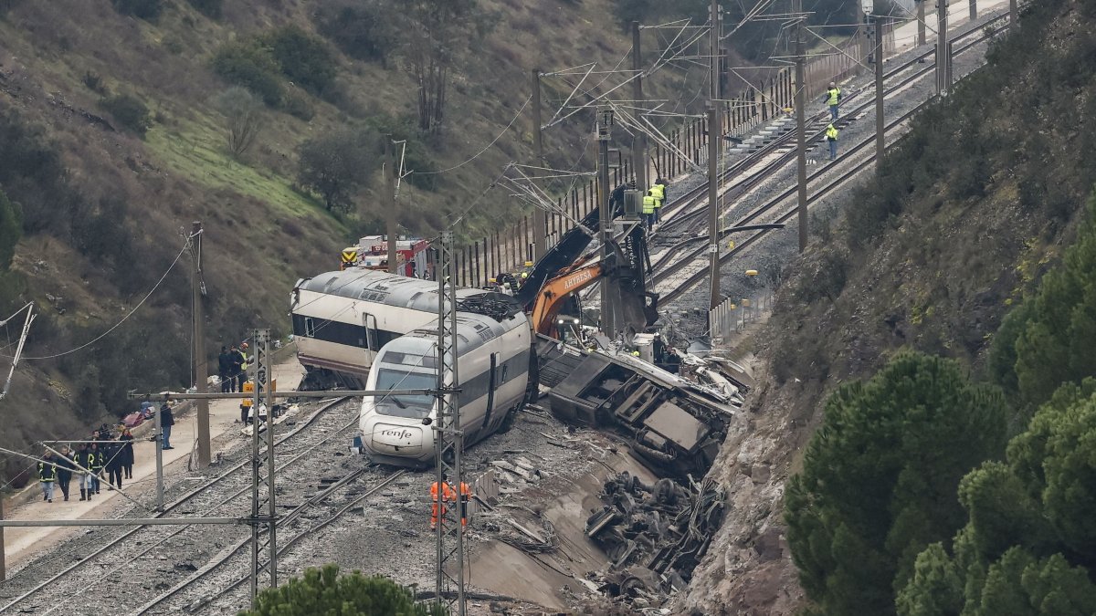 Restos del Alvia siniestrado en la colisión con un Iryo el pasado domingo aún en la vía.