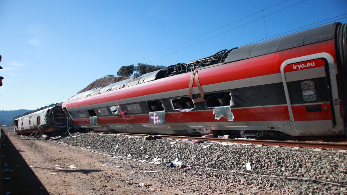 Uno de los vagones del tren Iryo que descarriló.