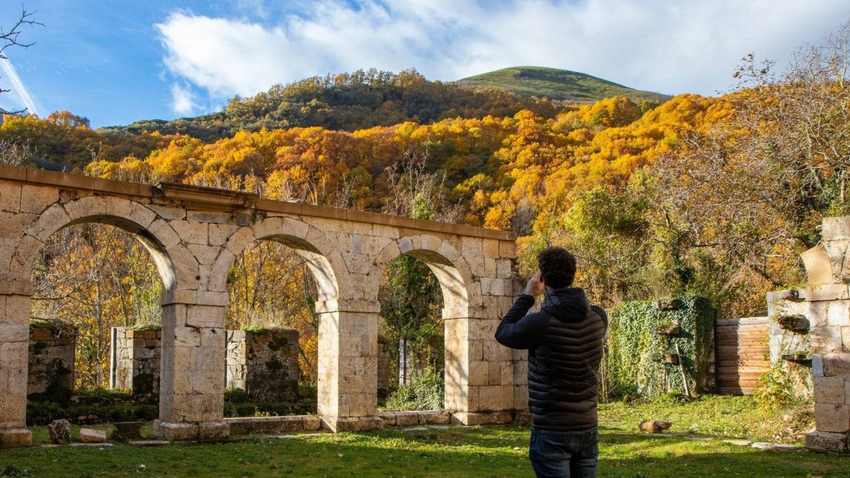 Arcos en ruinas del monasterio de San Pedro de Montes enmarcando el bosque de los Montes de León