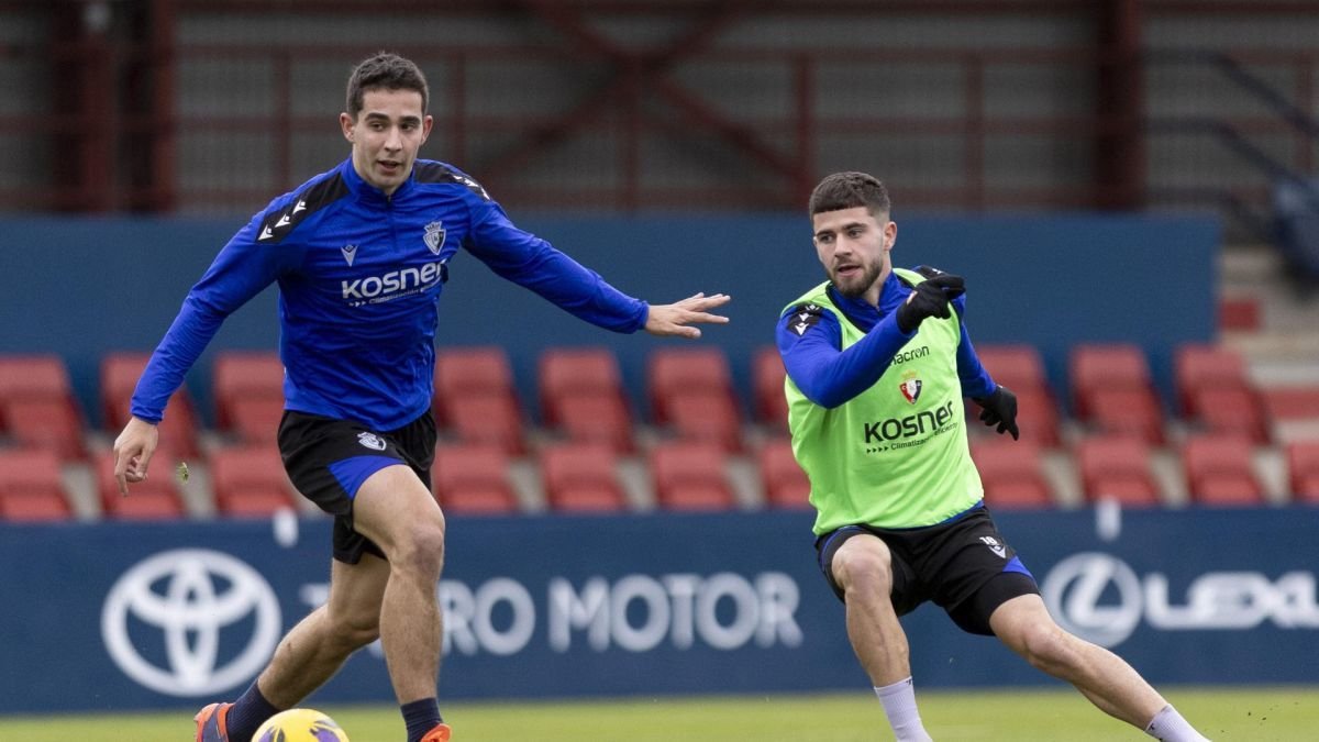 Asier Osambela, sin peto, en un entrenamiento de Osasuna.