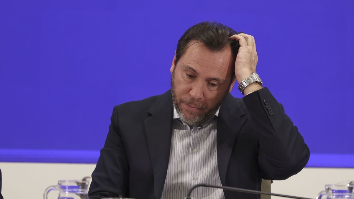 El ministro Óscar Puente durante la rueda de prensa que dio ayer para explicar el accidente ferroviario en Adamuz.