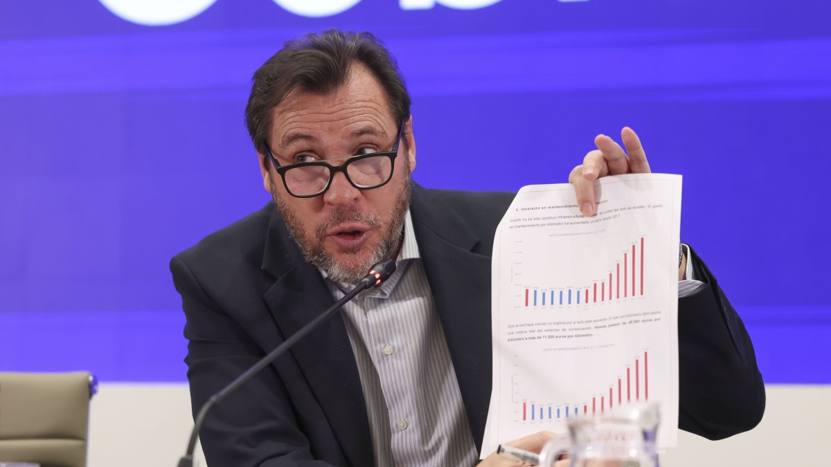 El ministro de Transportes y Movilidad Sostenible, Óscar Puente, ha anunciado que comparecerá, a petición propia, ante el Pleno del Congreso para explicar los detalles del accidente ferroviario de Adamuz (Córdoba), en el que han muerto 43 personas, durante la rueda de prensa ofrecida este miércoles en Madrid.