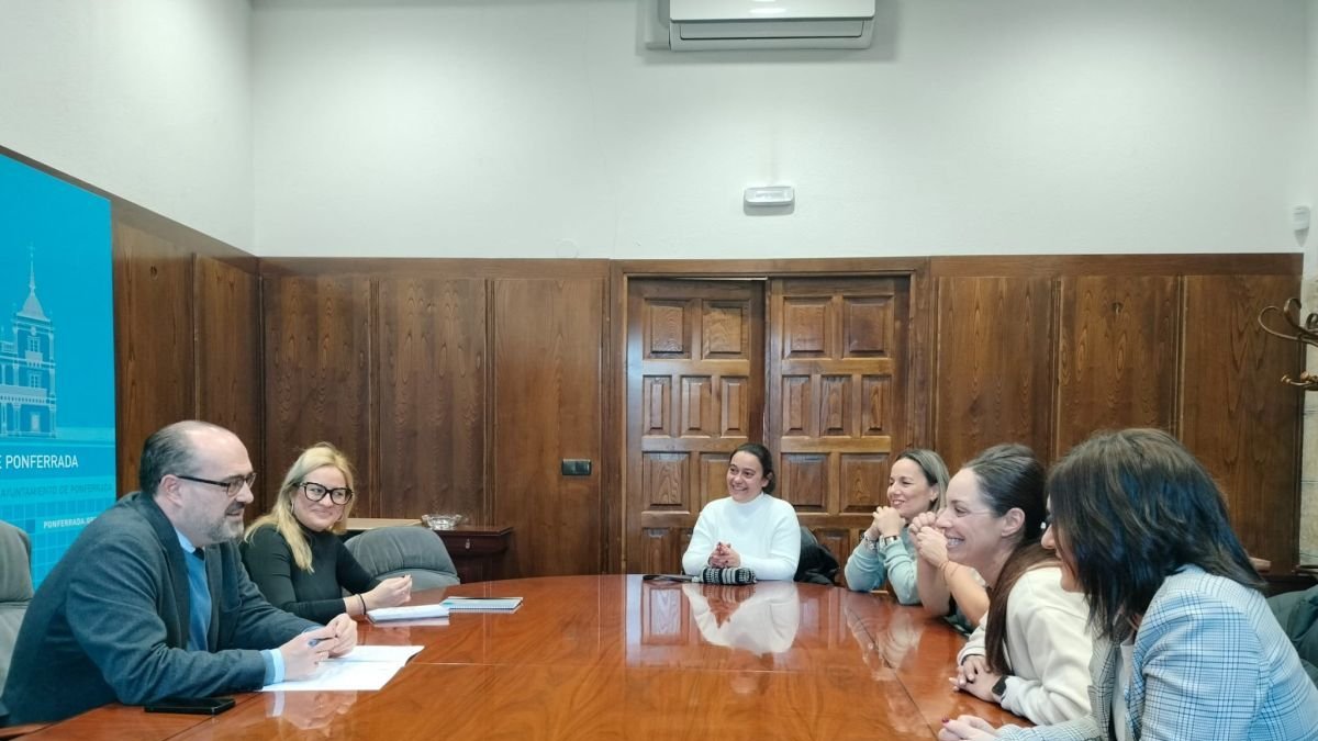 El alcalde se reunió con la Ampa del colegio La Borreca.