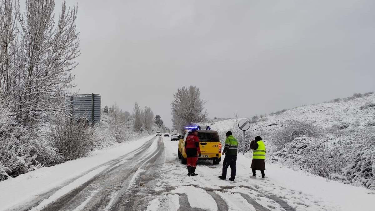 Imágenes de nieve de este viernes en Ponferrada, y pueblos del Bierzo como Vega de Espinareda o las carreteras de acceso.