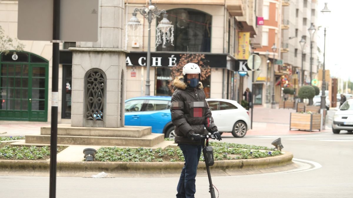 Un usuario de patinete circulando correctamente en Ponferrada.