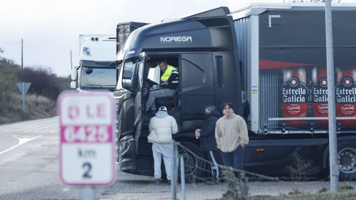 Los transportistas retenidos en Astorga no ocultan su malestar por las, a su juicio, «excesivas», restricciones de la DGT.