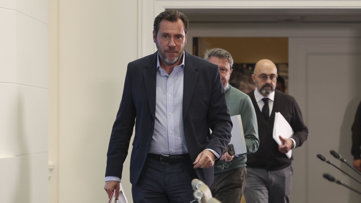 El ministro de Transportes, Óscar Puente (i), llega este viernes a ofrecer una rueda de prensa en Madrid, en la que ha asegurado que cree que contar ya con una tesis provisional de que el accidente pudo haberse producido por una rotura de la vía 