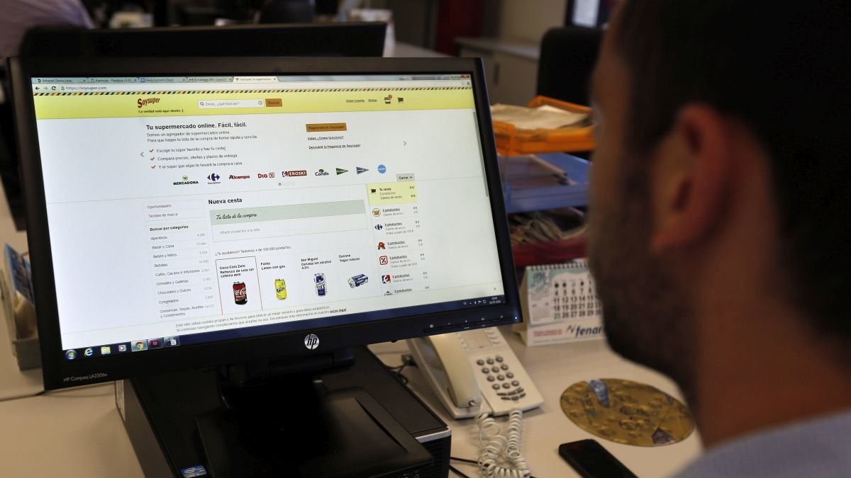 Un joven realiza una compra por Internet.