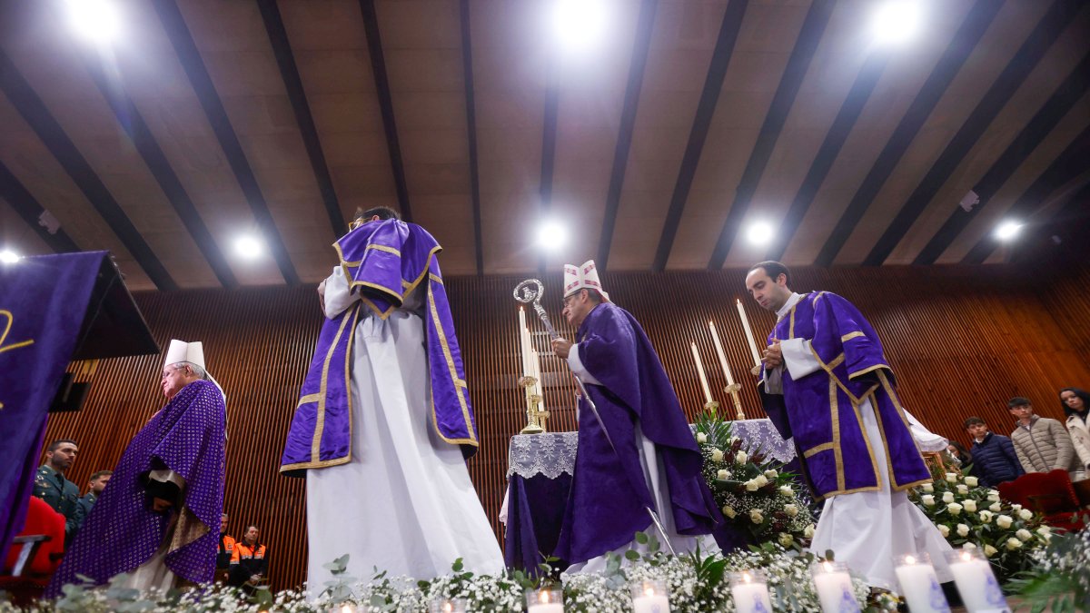 La caseta municipal de Adamuz (Córdoba) acoge este domingo el funeral organizado por el Obispado de Córdoba por las víctimas del accidente de trenes del pasado domingo, que ha reunido a representantes de distintos ámbitos de la provincia.