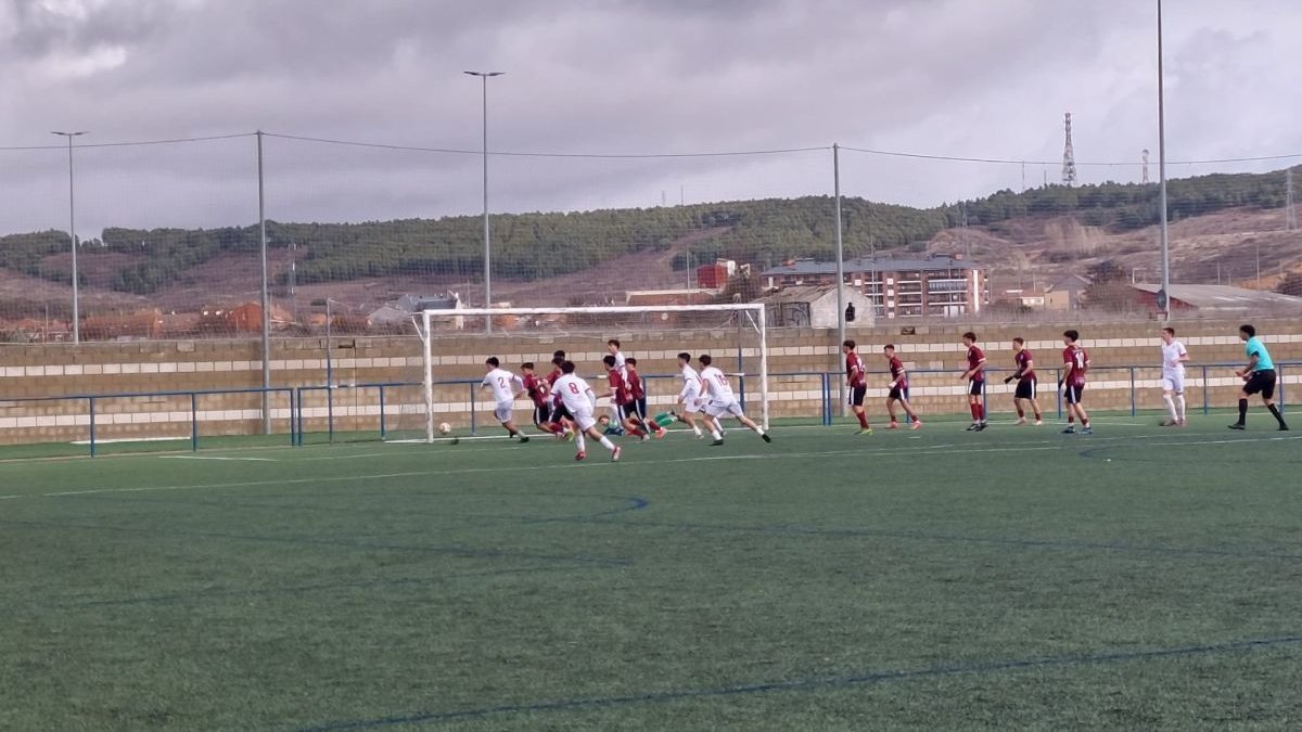 Balón disputado en el áreal del Salamanca.