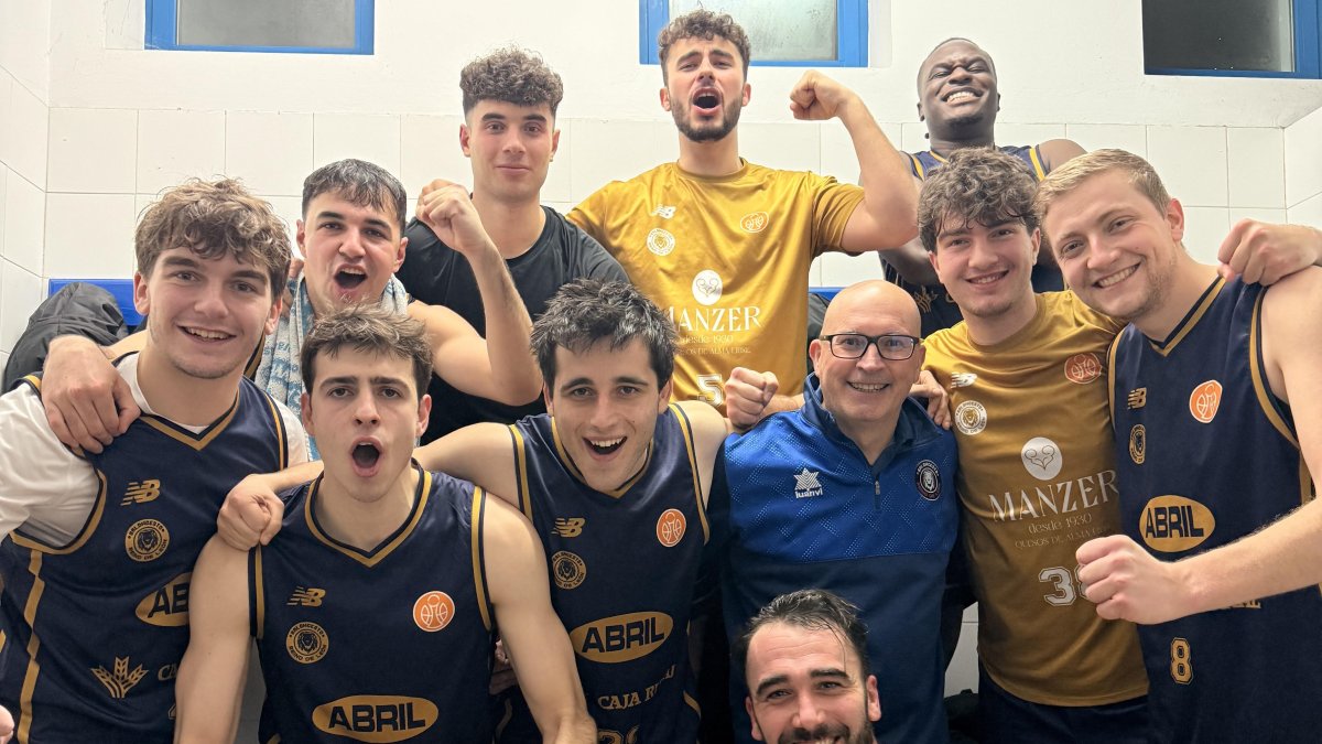 Tino Ugidos (centro de azul) en la celebración de la victoria de su último partido.