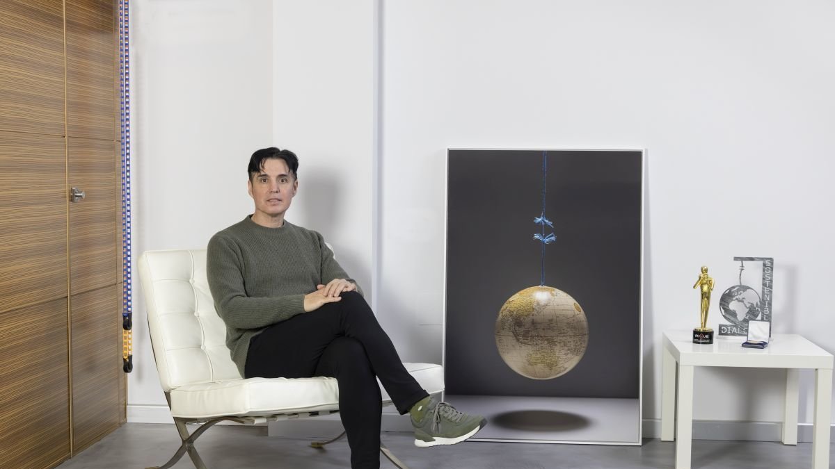 Richard Le Manz con una de las obras que expone en la Xposure International Photography de Emiratos.