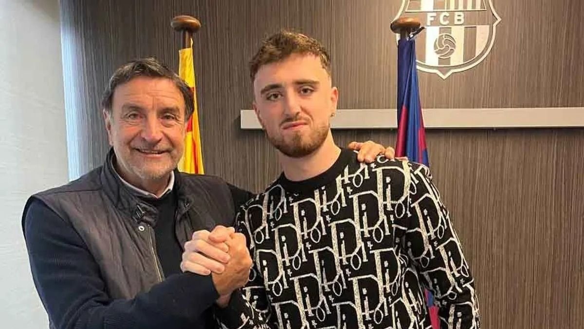 José Ramón Alexanco, director de la cantera/La Masía del FC Barcelona, y el portero Eder Aller durante la renovación oficial del cancerbero leonés.