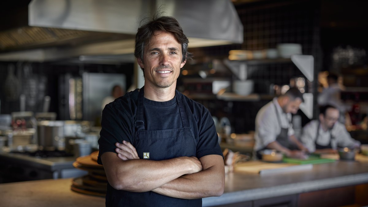 Nino Redruello es cocinero y está al frente de una docena de establecimientos.