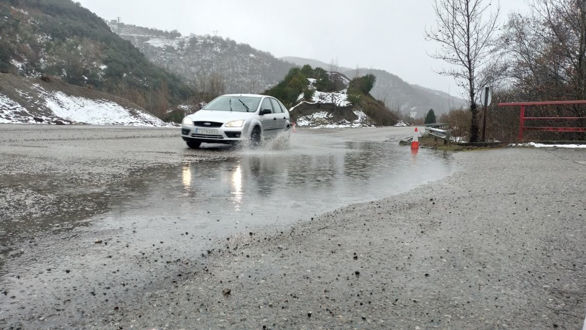 Un coche atraviesa uno de los grandes charcos que se forman en el desvío provisional.