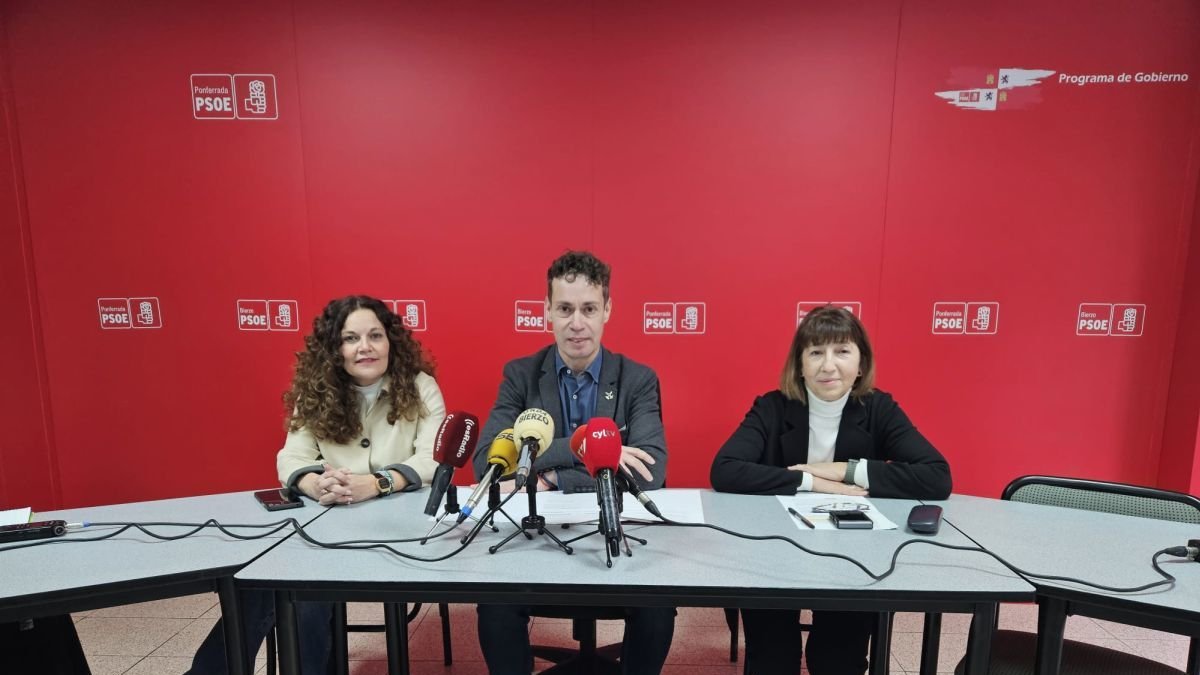Silvia Cao, Mario Rivas y Mabel Fernández en rueda de prensa.