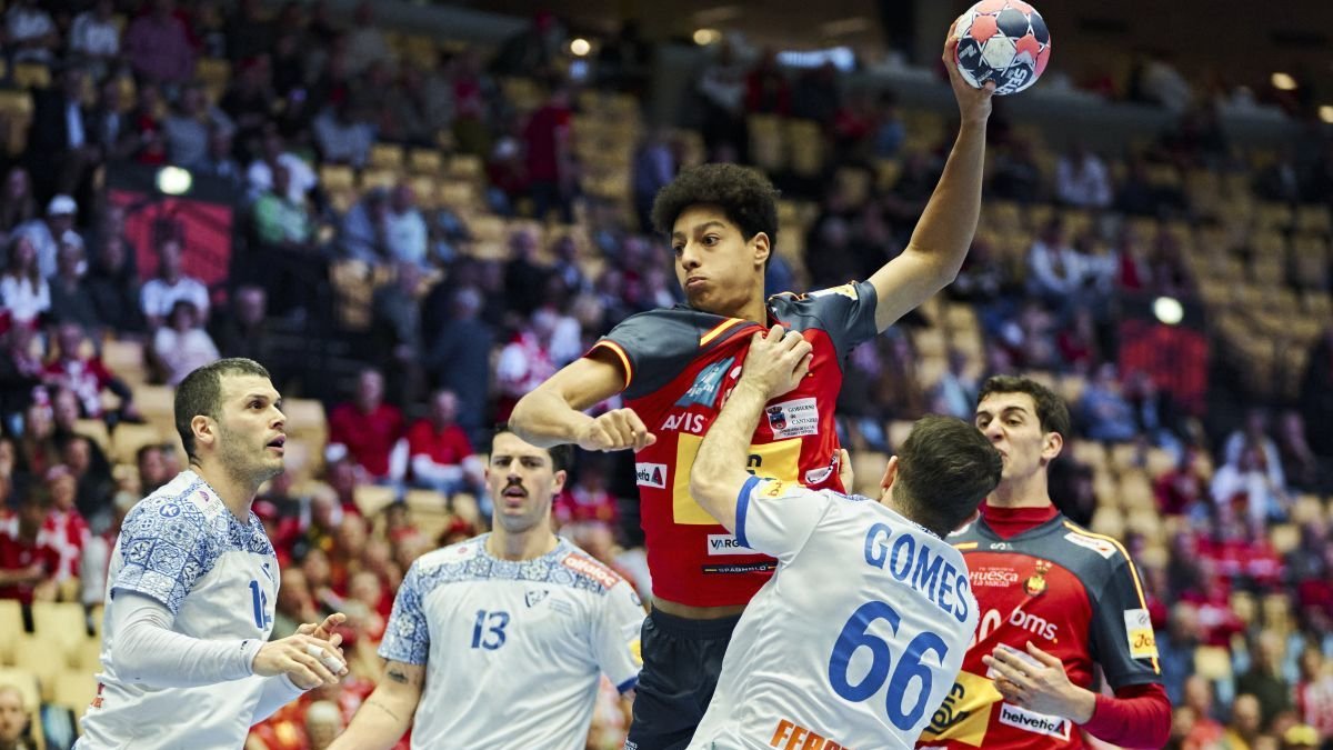 España cerró su periplo en el Europeo con una contundente derrota frente a Portugal.