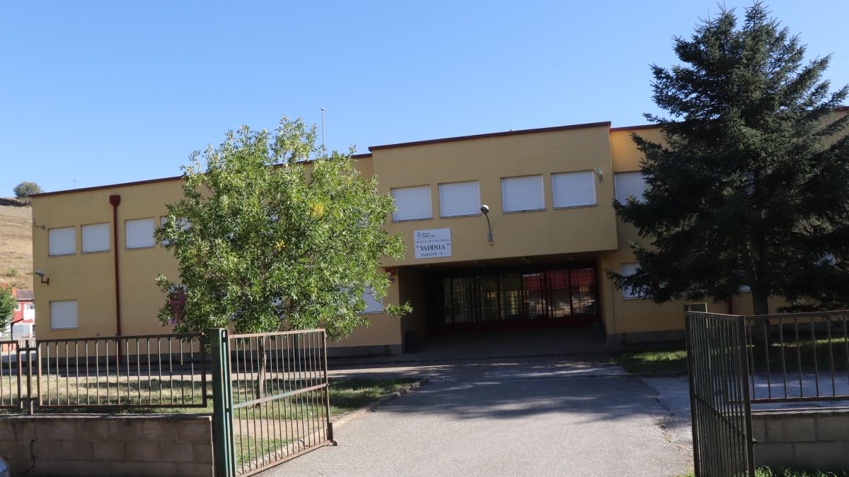 Fachada del IES Vadinia de Cistierna.