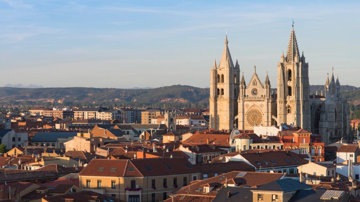 León desde las alturas: tejados rojizos, montañas al fondo y una catedral que corta la respiración con solo mirarla.