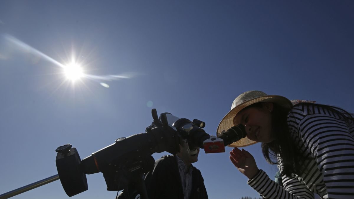 Una mujer observa el sol durante el eclipse parcial que se produjo en 2025, con la Asociación Leonesa de Astronomía.