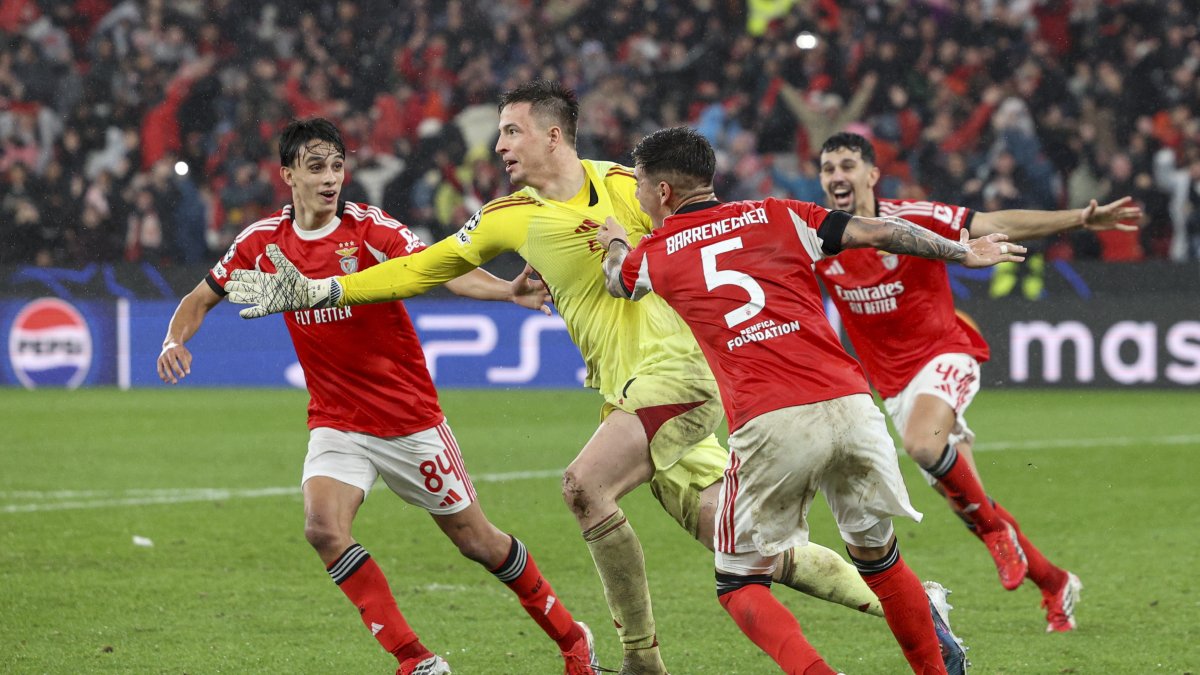El portero Trubin celebra su gol en el descuento que da el pase de ronda al Benfica.