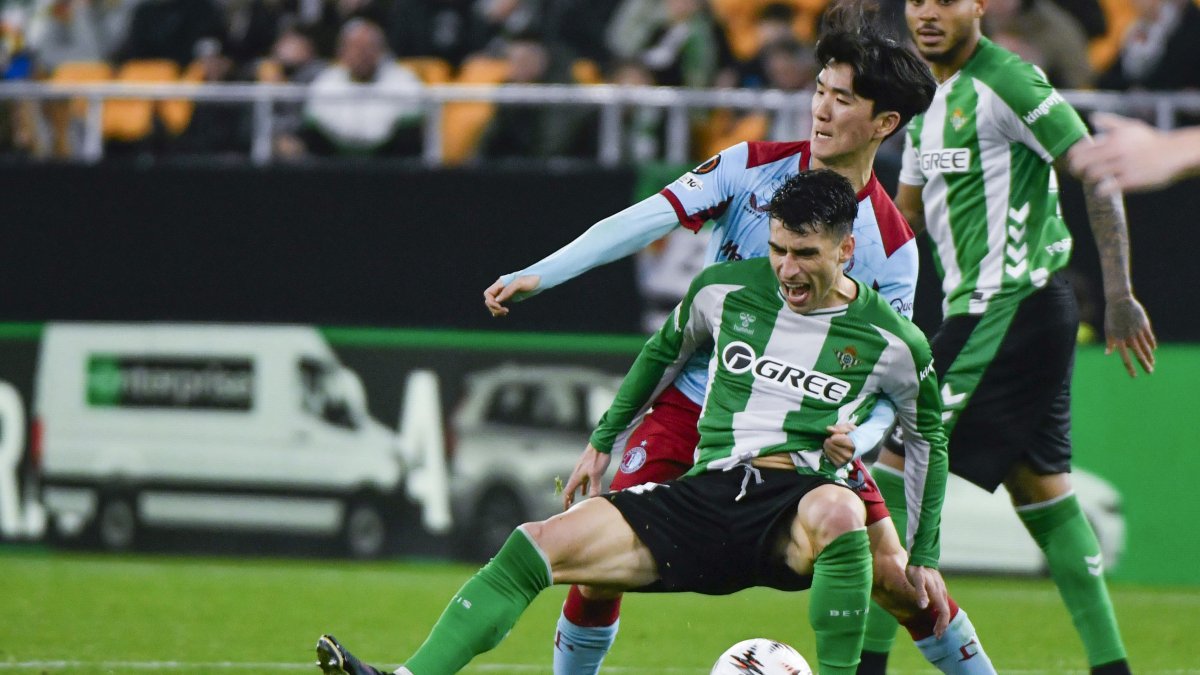 Marc Roca, del Betis, pugna con Inbeom Hwang, del Feyenoord.