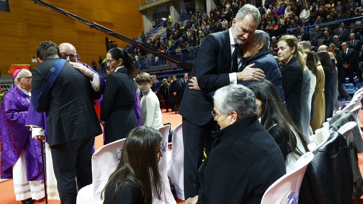 El rey Felipe y la reina Letizia conversan con familiares de las víctimas durante el funeral.