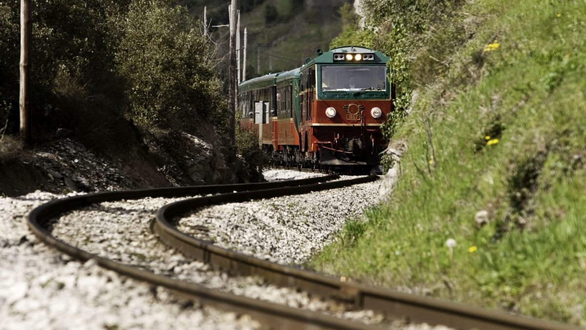 El Expreso de La Robla, en uno de sus pasos por León.