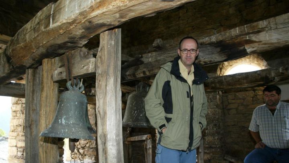 Eloy Algorri, durante una la visita a las obras de restauración de San Pedro de Montes en 2002.