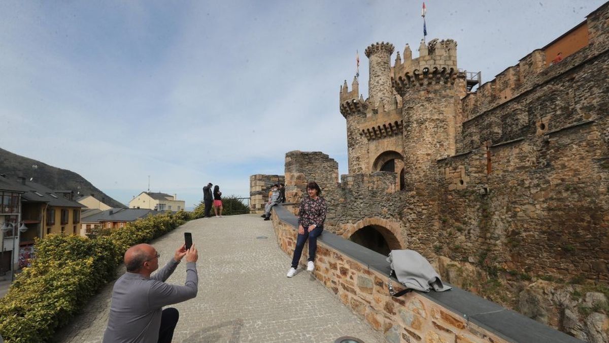 Turistas en el Castillo de Ponferrada.