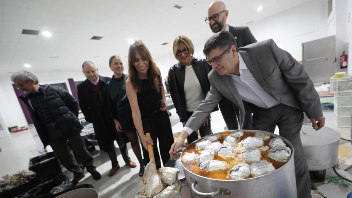 Los mantenedores, con algunas autoridades, a los fogones donde se coció el botillo.