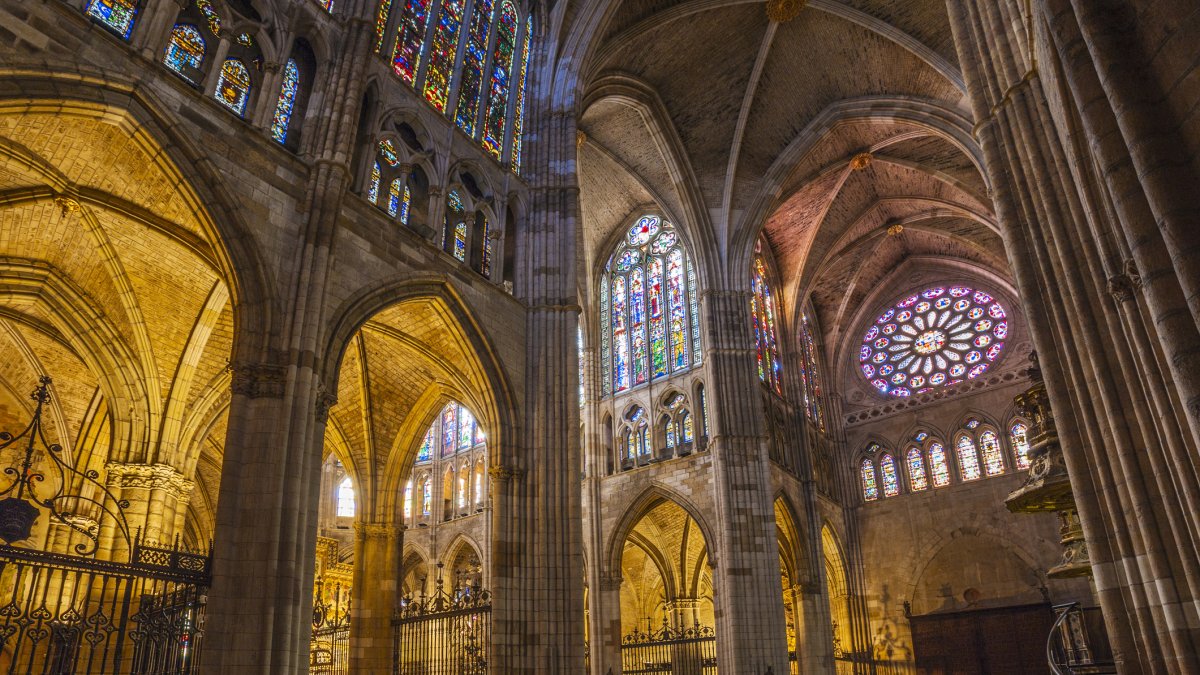 La luz que atraviesa las vidrieras de la Catedral de León convierte cada visita en una experiencia casi mística.