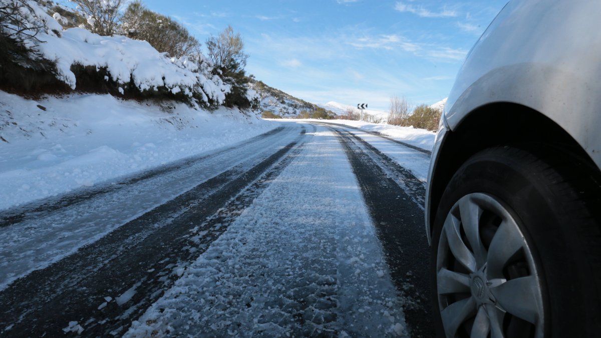 Nieve en una carretera de la provincia