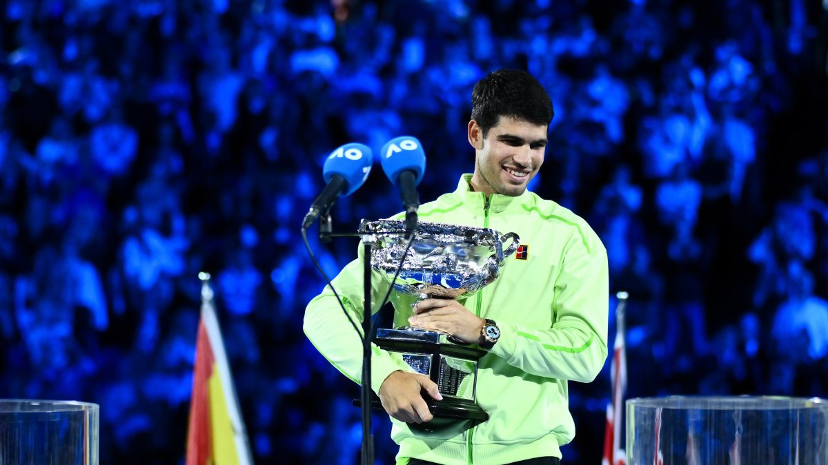 Carlos Alcaraz con su trofeo de campeón del Abierto de Australia 2026.