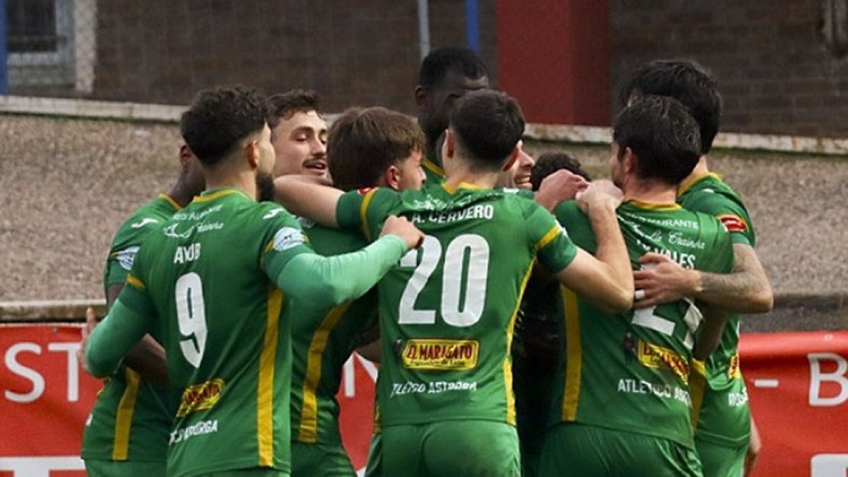 Los jugadores del Atlético Astorga celebran su triunfo frente al Real Ávila por 2-4.