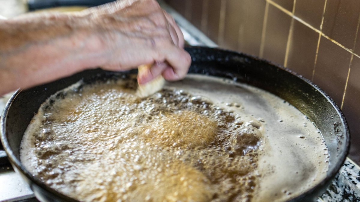 La masa, finísima y aromática, se fríe en aceite muy caliente para lograr el crujiente perfecto de este postre típico leonés.