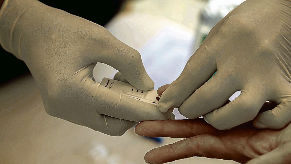 Momento de una prueba médica que realiza un profesional de sanidad a un paciente.