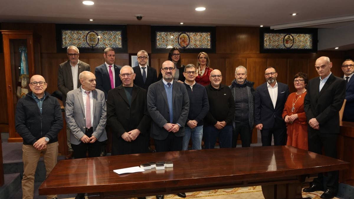 Foto de familia con los empleados que se jubilan.