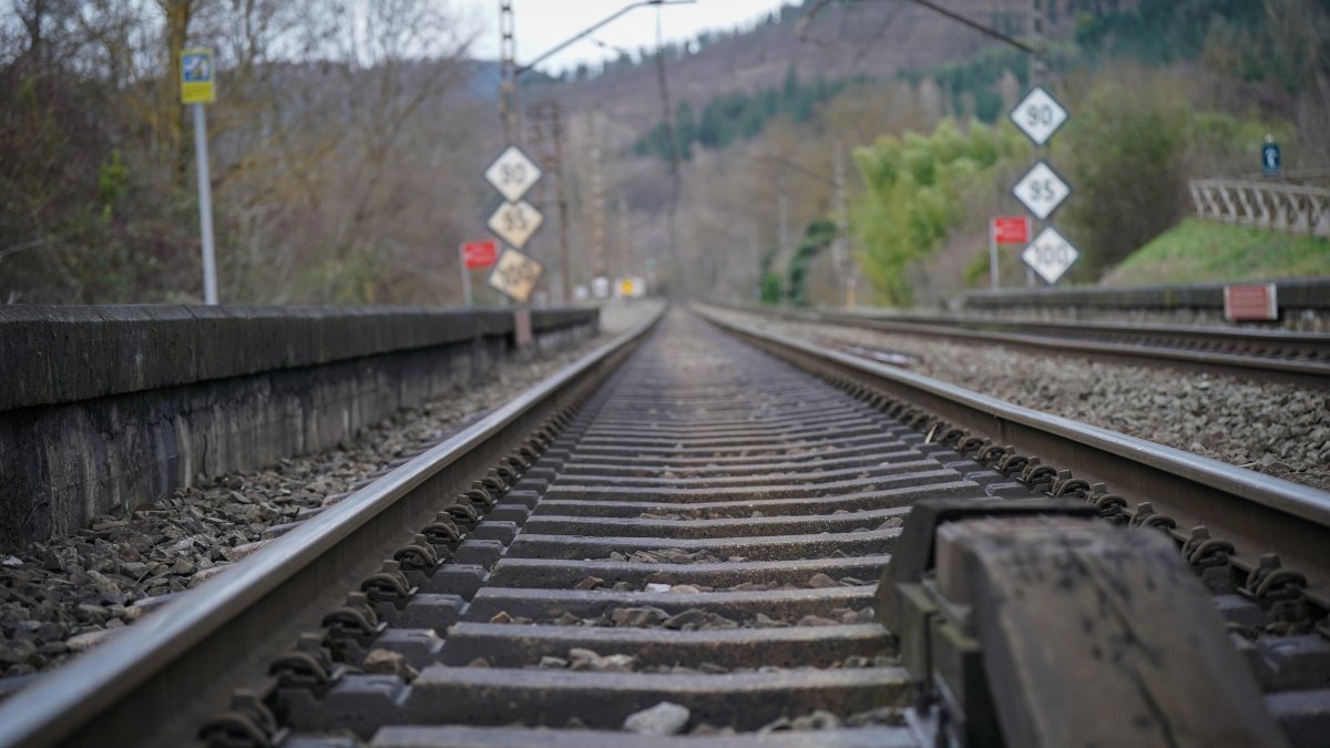 Vías de tren, a 31 de enero de 2026, en Amurrio, Álava, País Vasco (España).