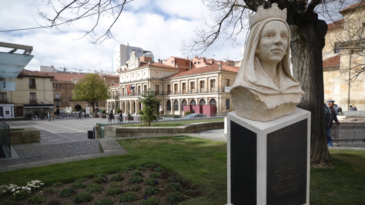 Escultura de Doña Urraca en León