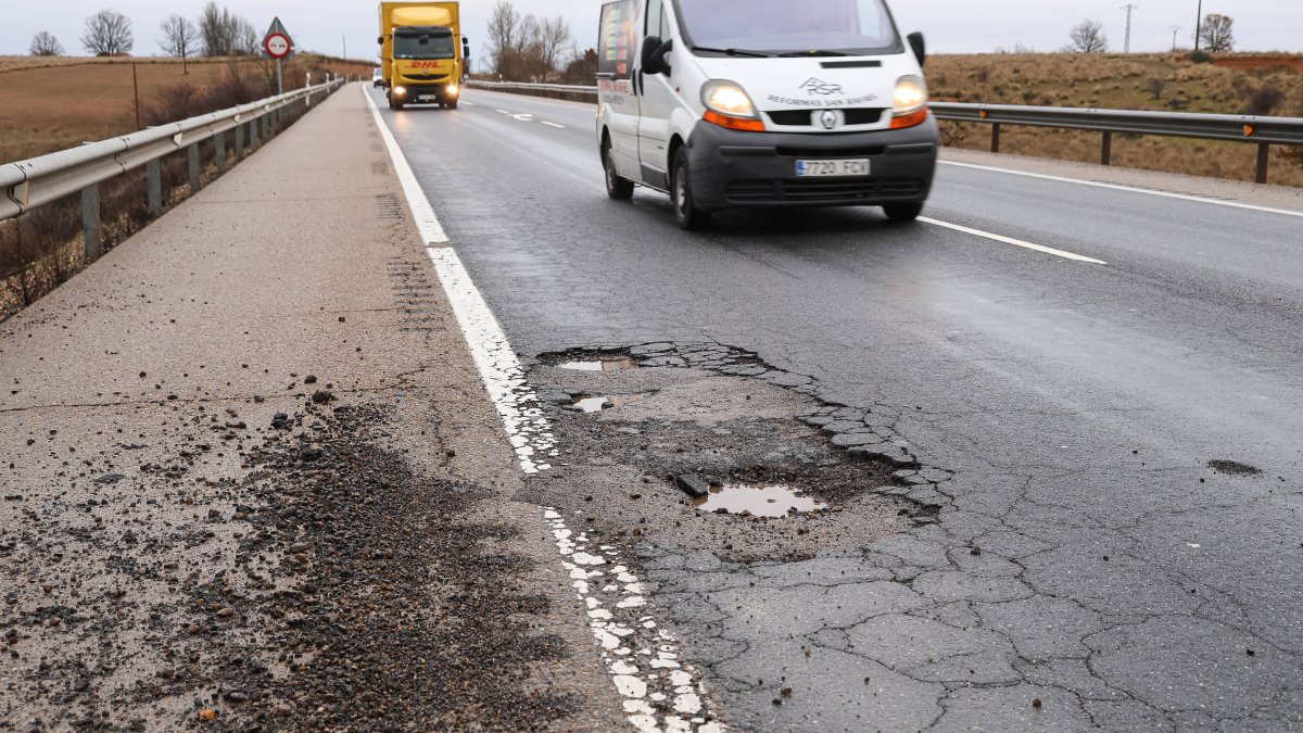 Uno de los baches surten por el trazado d ela N-120