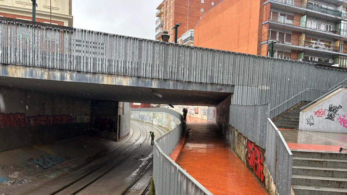 Un operario realiza medidas en el pasillo de Feve, junto a Maristas