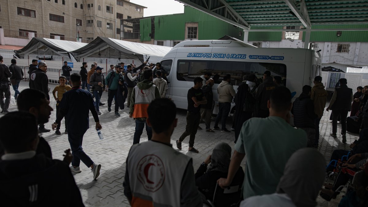 Palestinos esperan medicamentos en Rafah.