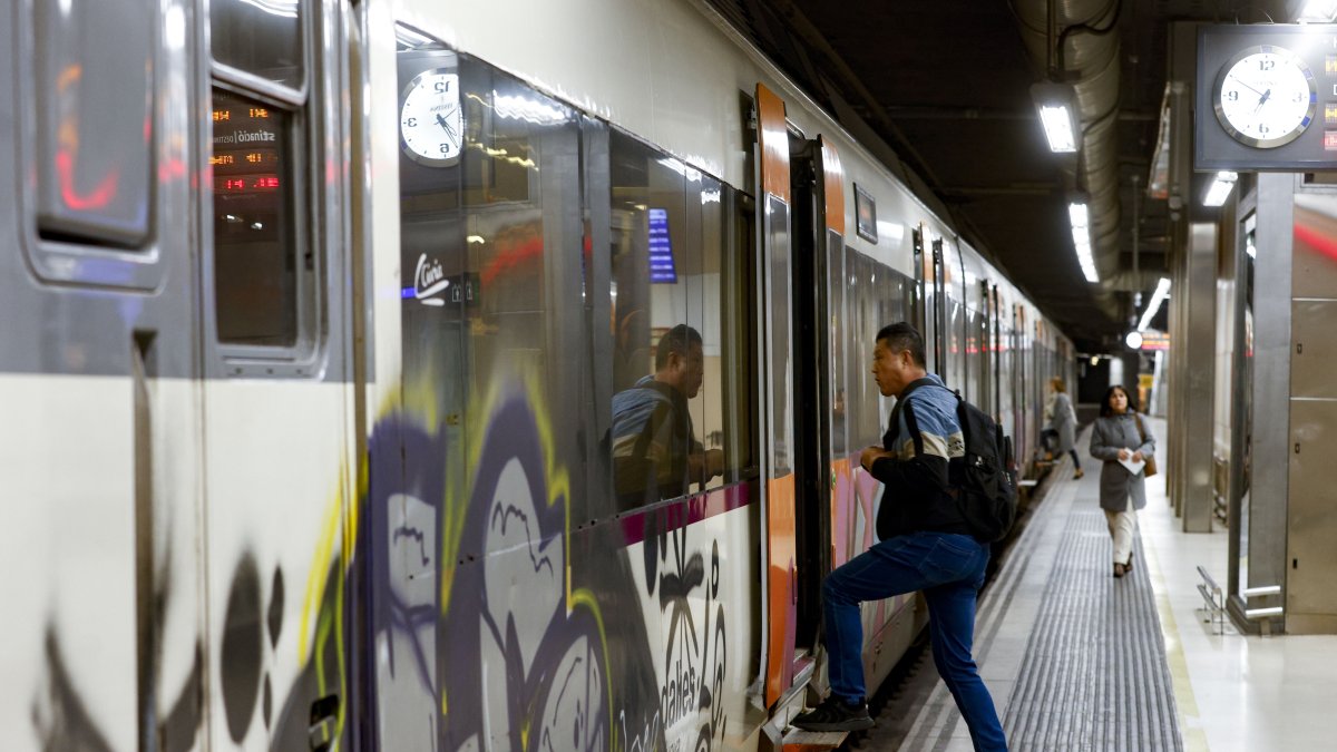 Aspecto de la Estación de Sants de Barcelona este lunes cuando el servicio de Rodalies no recupera la normalidad previa a la crisis de movilidad, pues los usuarios tendrán que subirse a autobuses para cubrir aún una decena de tramos de vía que siguen sin estar operativos, mientras Adif trabaja en 31 puntos de la red para hacer reparaciones de urgencia.