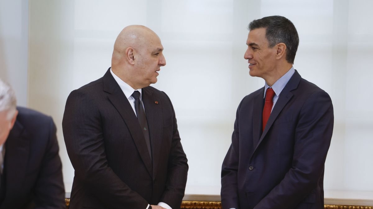 Pedro Sánchez conversa con el presidente del Líbano, Joseph Aoun, ayer en la Moncloa.