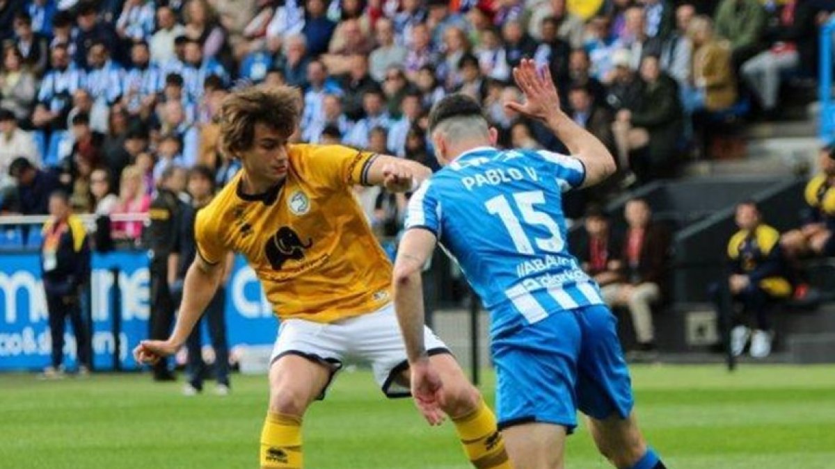 Slavy, nuevo jugador de la Deportiva, en su etapa en Unionistas CF, trata de irse de Pablo Vázquez en un partido en Riazor.