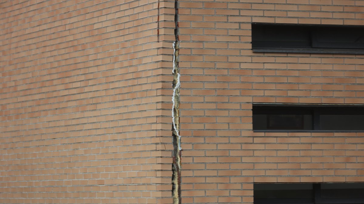 Detalla de la grieta en el Centro Cívico de Santo Tomás de las Ollas.